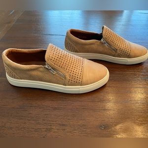 Woman’s size 9 casual shoe, like new!